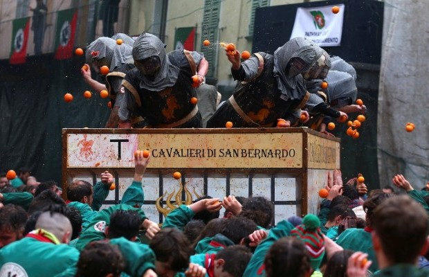 В Італії провели традиційну масову битву апельсинами (фоторепортаж, відео)