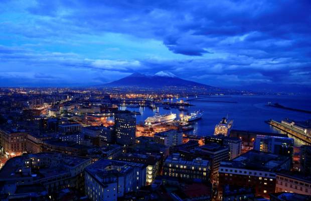 Турист упал в Везувий при попытке достать телефон: его спасли