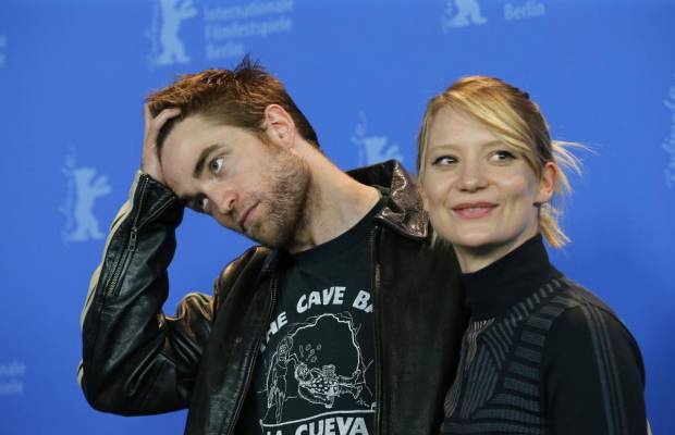 Роберт Паттісон вийшов на червону доріжку Берлінале-2018 у жовтих штанях (фото)