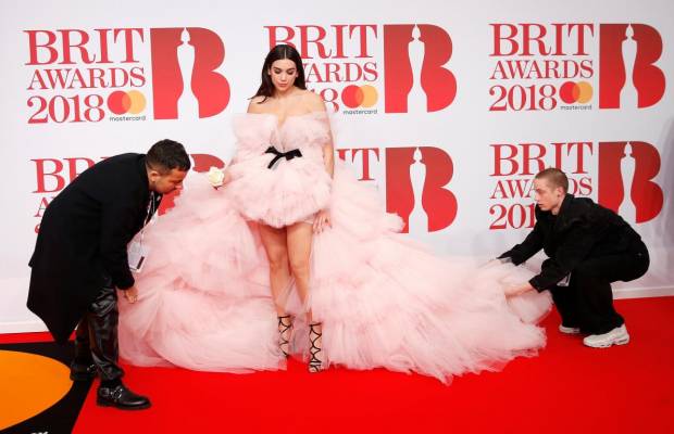 Brit Awards-2018: на музичній премії в Лондоні знаменитості влаштували акцію з білими трояндами (фото)