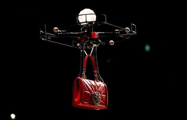 На показі Dolce & Gabbana моделей замінили літаючими дронами (фото)