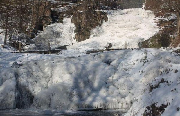 В Україні замерз найбільший рівнинний водоспад: з'явилися неймовірні фото
