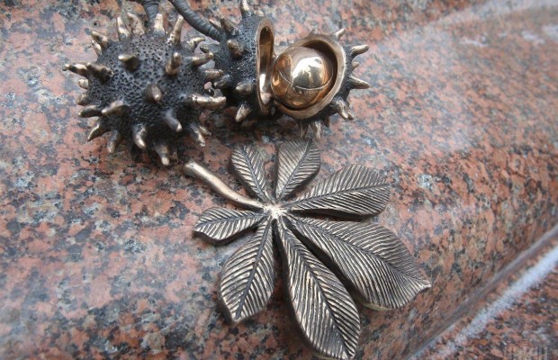 У Києві на будівлі адміністрації з'явилася скульптура "Київський каштан" (фото)