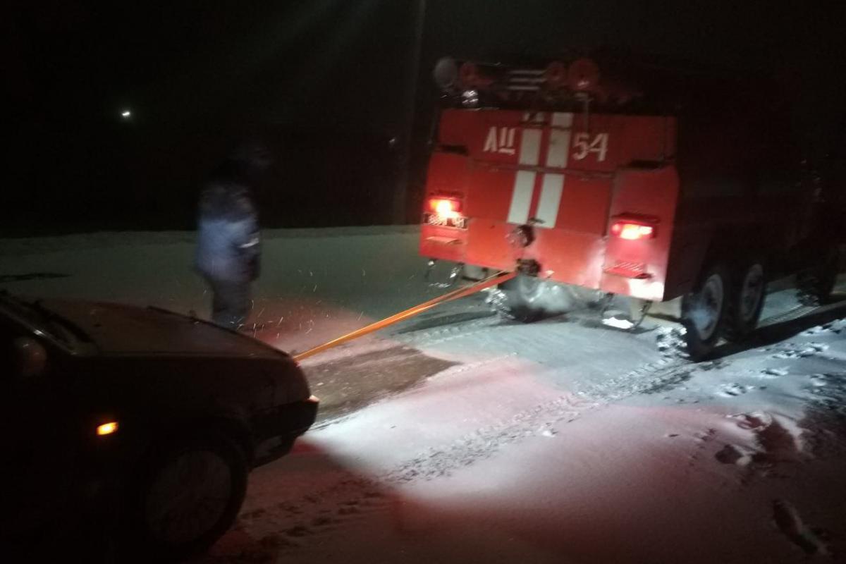 На Харьковщине более 30 автомобилей застряли в сугробах / ГСЧС На Харьковщине более 30 автомобилей застряли в сугробах / ГСЧС