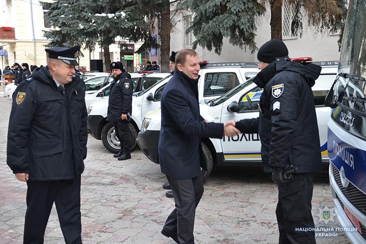 Патрульні поліцейські Тернопільщини отримали нові авто / фото Нацполіція України Патрульні поліцейські Тернопільщини отримали нові авто / фото Нацполіція України