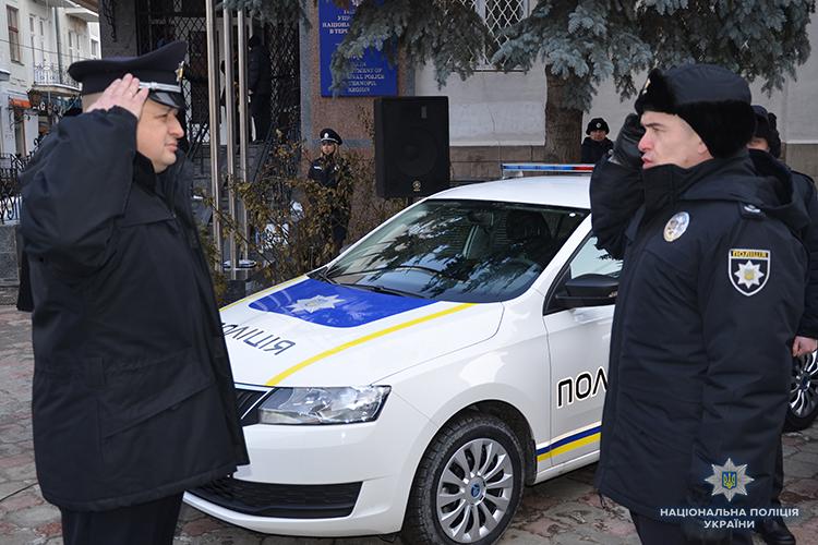 Поліцейські отримали ключі від нових автомобілів і одразу виїхали на патрулювання / фото Нацполіція України Поліцейські отримали ключі від нових автомобілів і одразу виїхали на патрулювання / фото Нацполіція України