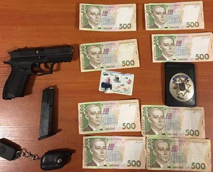 Наркоторговцев "крышевал" полицейский / фото kyiv.gp.gov.ua Наркоторговцев "крышевал" полицейский / фото kyiv.gp.gov.ua