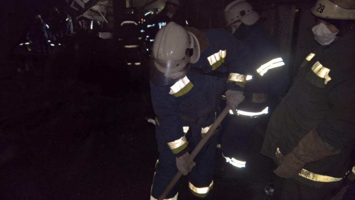 Спасатели разбирают завалы крыши на заводе в Кривом Роге / фото dp.dsns.gov.ua Спасатели разбирают завалы крыши на заводе в Кривом Роге / фото dp.dsns.gov.ua