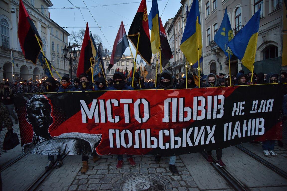 Учасники маршу у Львові тримали банери з антипольськими гаслами  фото zaxid.net