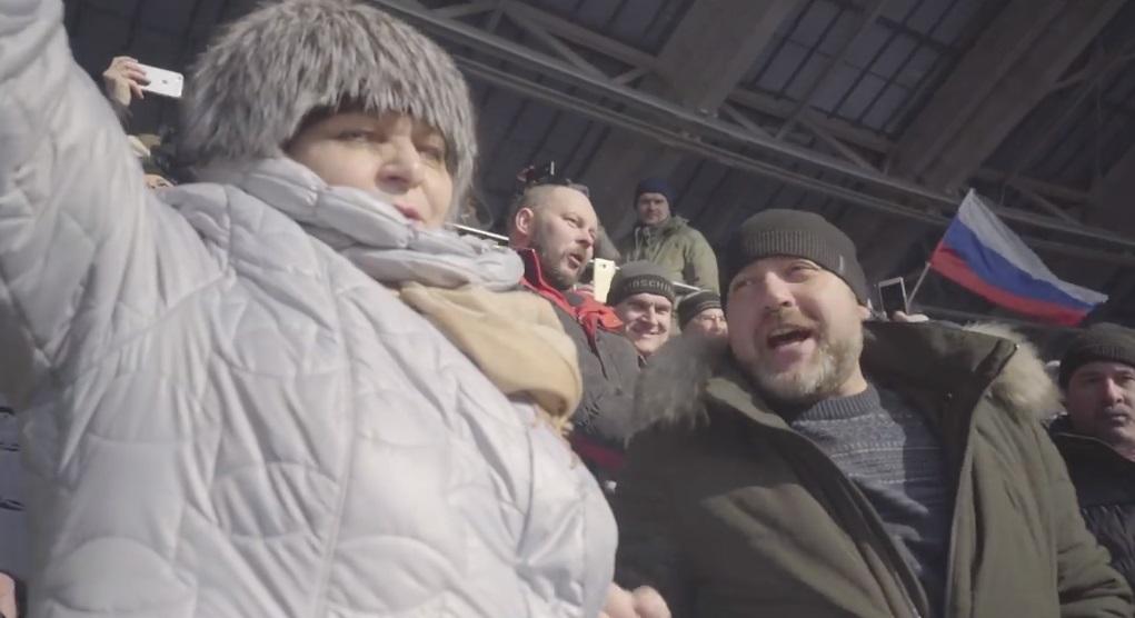 Чоловік вигукнув гасло під час звучання російського гімну / Скріншот Чоловік вигукнув гасло під час звучання російського гімну / Скріншот