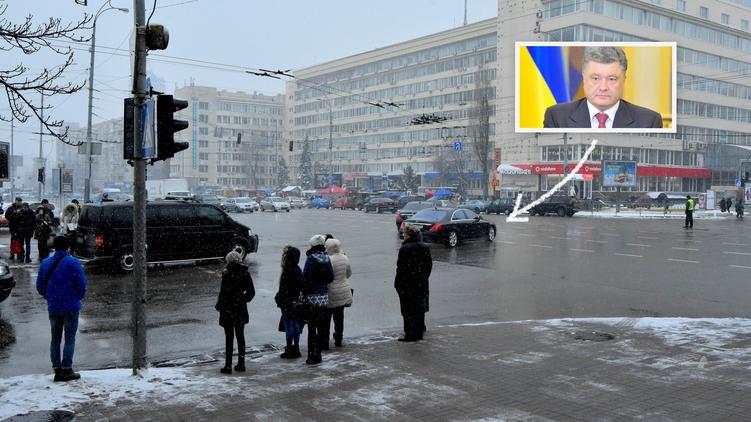 Для проїзду кортежу поліцейський притримує автопотік / фото Аркадій Манн, "Країна.юа" Для проїзду кортежу поліцейський притримує автопотік / фото Аркадій Манн, "Країна.юа"