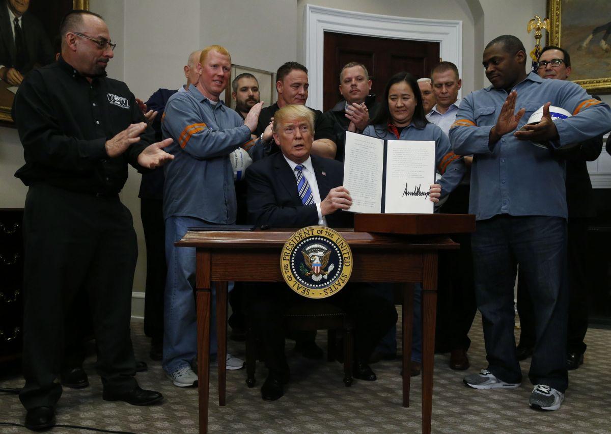 Дональд Трамп підписав документ про введення мит на імпорт сталі та алюмінію / REUTERS Дональд Трамп підписав документ про введення мит на імпорт сталі та алюмінію / REUTERS