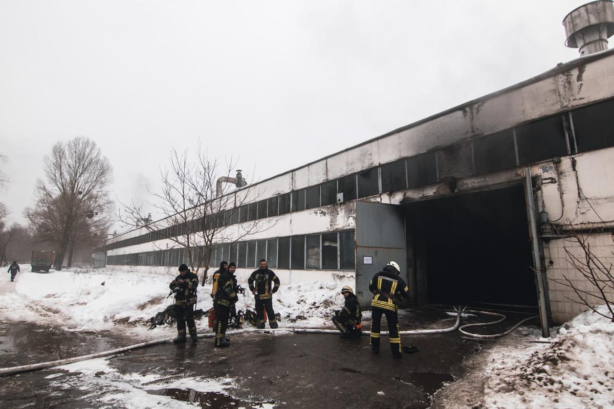 В Киеве произошел пожар в ангаре с автобусами / фото Максим Торпан, Информатор В Киеве произошел пожар в ангаре с автобусами / фото Максим Торпан, Информатор