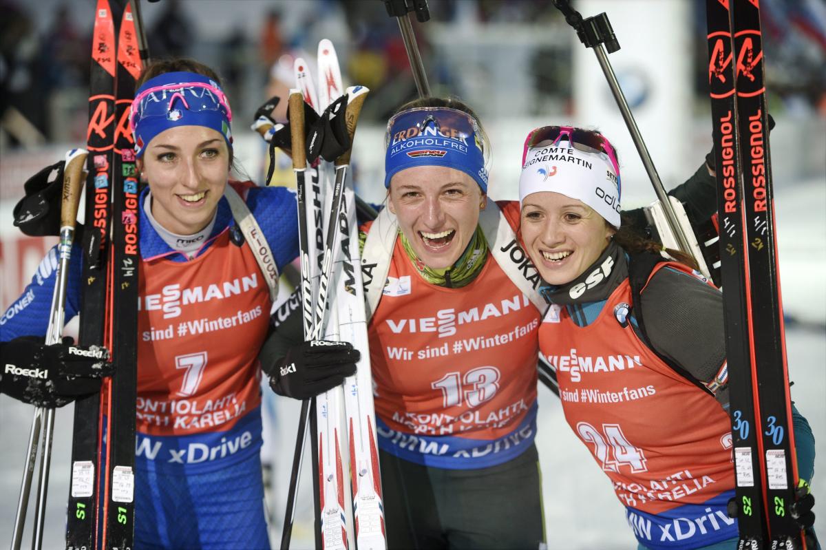 Ванесса Хінц (в центрі) виграла мас-старт / REUTERS