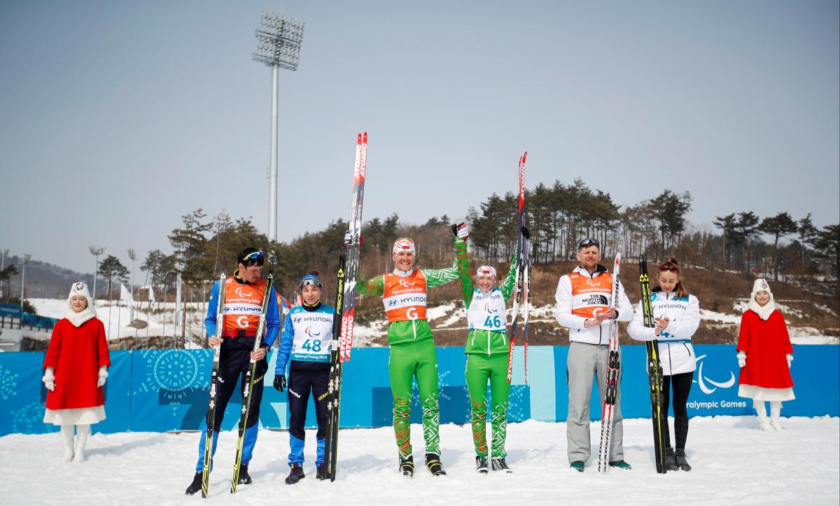 Оксана Шишкова (друга зліва) завоювала срібло в лижних гонках на Паралімпіаді-2018 / REUTERS