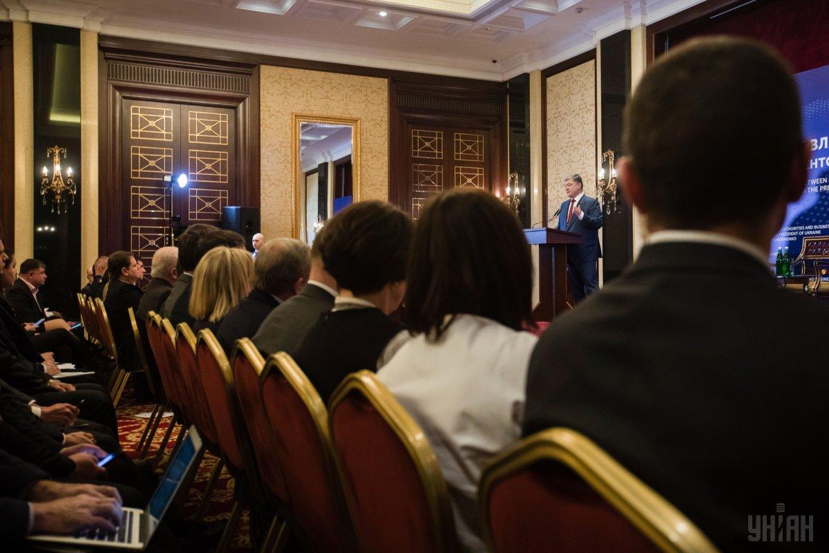 Порошенко: нужно дать каждому украинцу возможность уплатить налог / фото УНИАН Порошенко: нужно дать каждому украинцу возможность уплатить налог / фото УНИАН