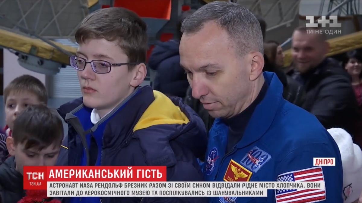Известный астронавт NASA, усыновивший украинца, посетил Днепр (видео)