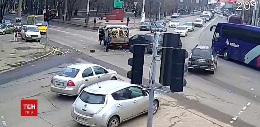 В Одесі внаслідок ДТП дорогу засипало лимонами / кадр з відео ТСН