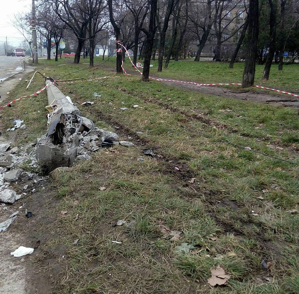 Бешено несущийся автомобиль буквально сносит пешеходов и врезается в бетонную электрическую опору Бешено несущийся автомобиль буквально сносит пешеходов и врезается в бетонную электрическую опору