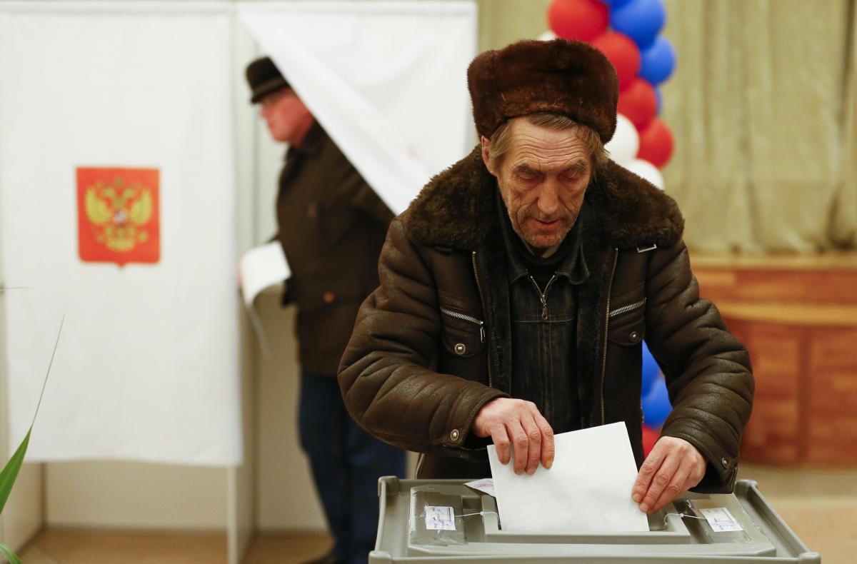 Россияне загяняли людей на "референдумы" под дулом автоматов / REUTERS