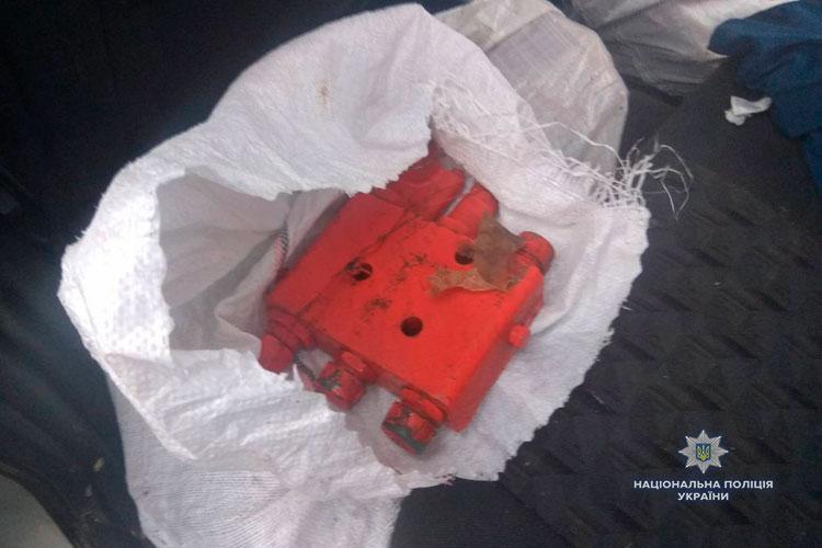 На Тернопільщині затримали злодіїв, які викрали з місцевого агропідприємства запчастин на понад 100 тисяч гривень На Тернопільщині затримали злодіїв, які викрали з місцевого агропідприємства запчастин на понад 100 тисяч гривень