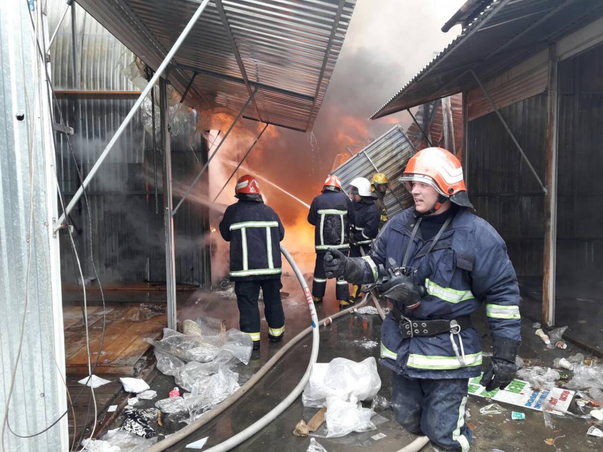 У Чернівцях ліквідують пожежу на Калинівському ринку / Прес-служба Управління ДСНС України у Чернівецькій області У Чернівцях ліквідують пожежу на Калинівському ринку / Прес-служба Управління ДСНС України у Чернівецькій області