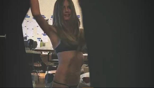 45-летняя Хайди Клум показала жаркие танцы в бикини / скриншот