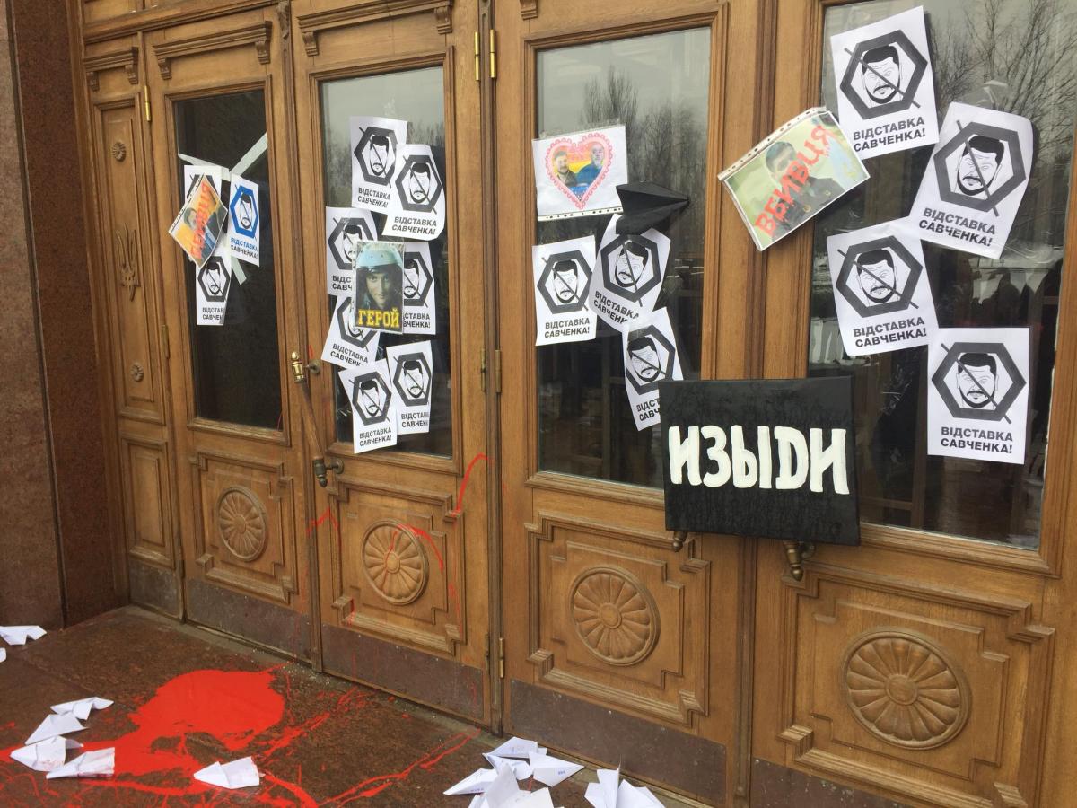 У Миколаєві активісти вимагали відставки голови ОДА Савченка через самогубство Волошина (відео) У Миколаєві активісти вимагали відставки голови ОДА Савченка через самогубство Волошина (відео)