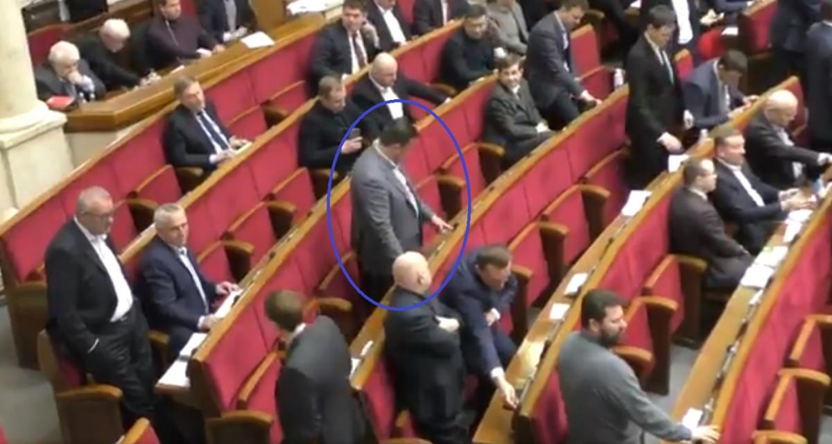 Депутат голосував одразу за шістьох / Скріншот відео "Рух Чесно" Депутат голосував одразу за шістьох / Скріншот відео "Рух Чесно"