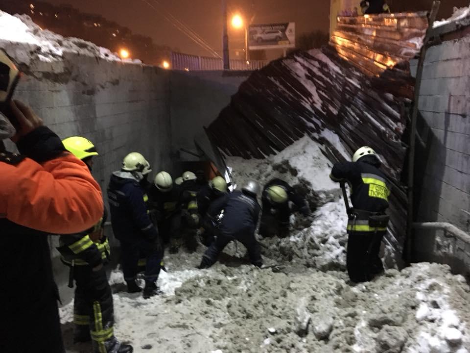 Металева конструкція не витримала навантаження снігу / фото ДСНС у Дніпропетровській області Металева конструкція не витримала навантаження снігу / фото ДСНС у Дніпропетровській області