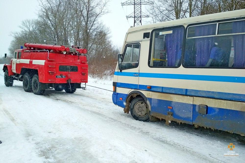 На Тернопільщині у кювет злетів автобус з пасажирами (фото) На Тернопільщині у кювет злетів автобус з пасажирами (фото)