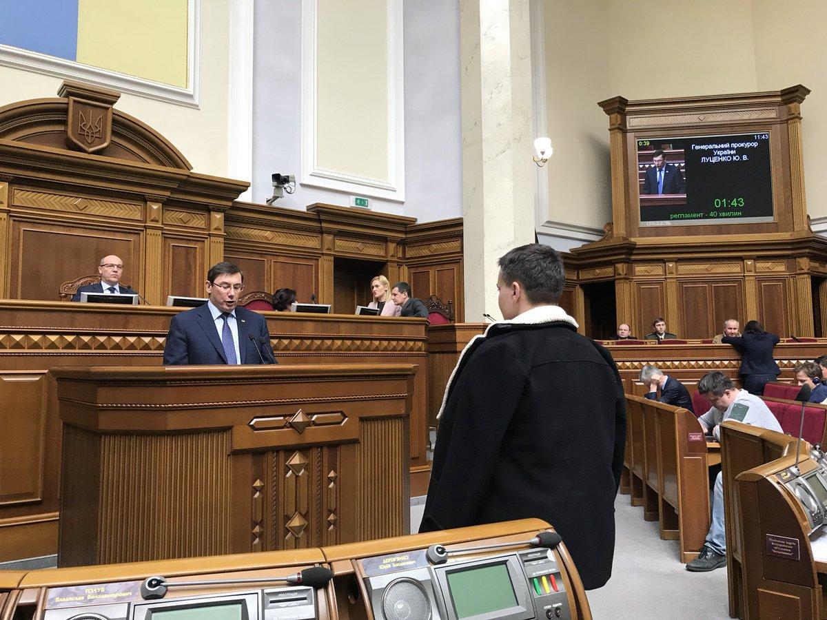 Народна обраниця дивиться на генпрокурора / фото twitter.com/Leshchenkos Народна обраниця дивиться на генпрокурора / фото twitter.com/Leshchenkos