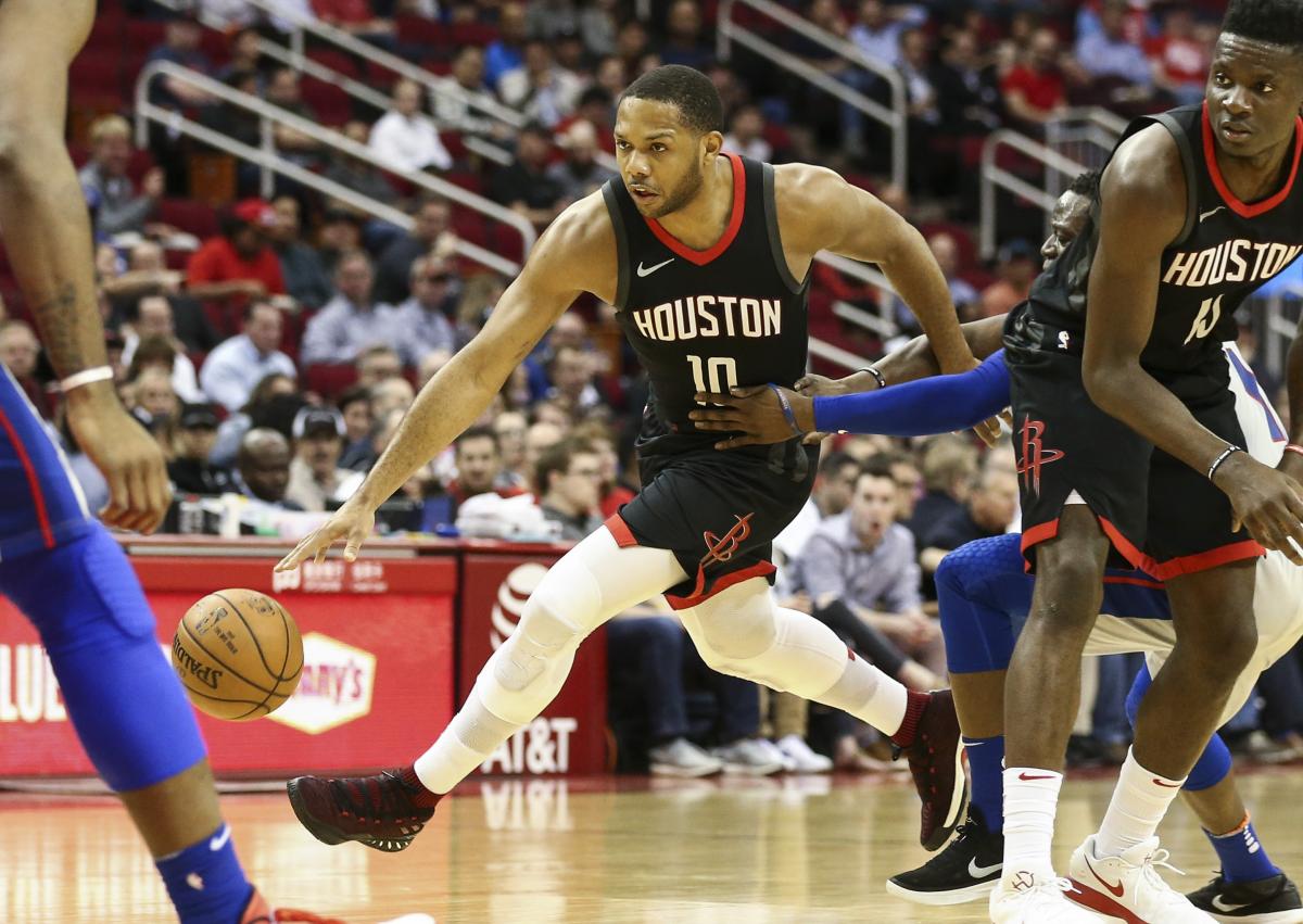 Гордон (в центре) опередил Хардена по количеству набранных очков в очередном матче &quot;Хьюстона&quot; / Reuters