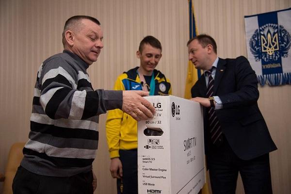 Керівництво Тернопільщини привітало спортсмена з перемогою / фото прес-служба ТОДА Керівництво Тернопільщини привітало спортсмена з перемогою / фото прес-служба ТОДА