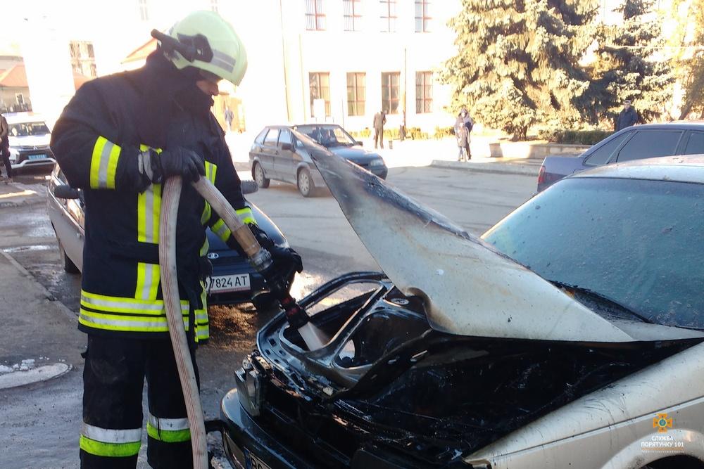 На Тернопільщині рятувальники загасили пожежу іномарки На Тернопільщині рятувальники загасили пожежу іномарки