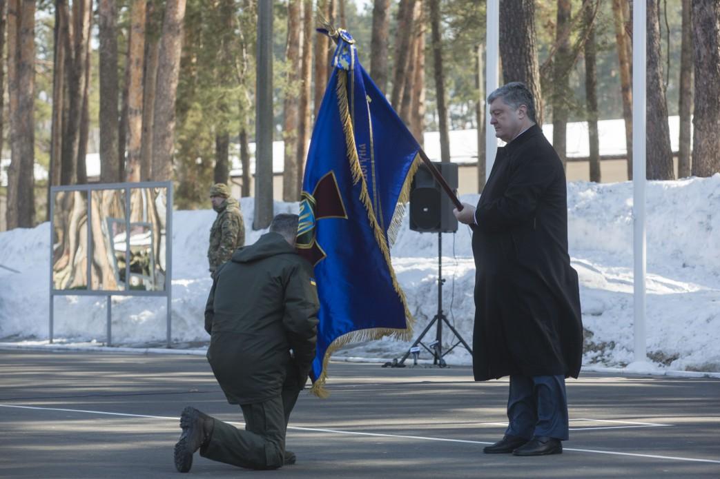 Порошенко торжественно присвоїм полкам НГУ имена полковников Богуна на Вишневецкого / president.gov.ua Порошенко торжественно присвоїм полкам НГУ имена полковников Богуна на Вишневецкого / president.gov.ua