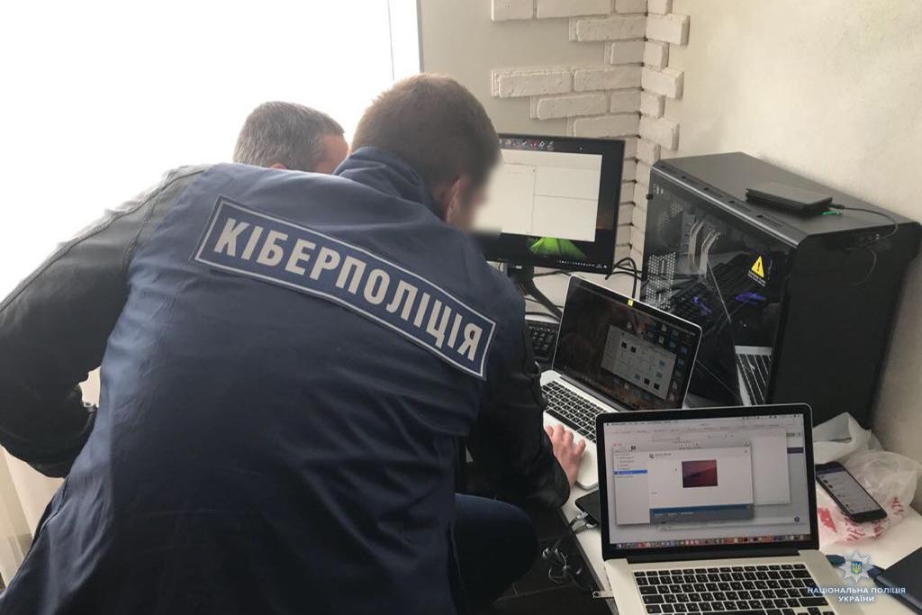 Кіберполіція провела обшуки за адресами реєстрації та проживання зловмисника / фото npu.gov.ua Кіберполіція провела обшуки за адресами реєстрації та проживання зловмисника / фото npu.gov.ua