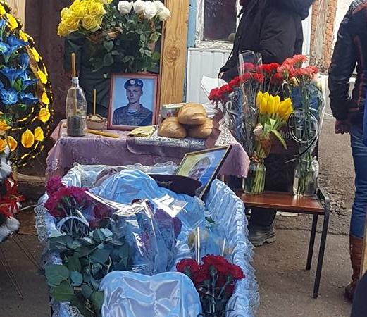 Провести в останню путь бійця прийшли жителі райцентру, побратими, представники влади / фото facebook.com/elena.kuznetsova Провести в останню путь бійця прийшли жителі райцентру, побратими, представники влади / фото facebook.com/elena.kuznetsova