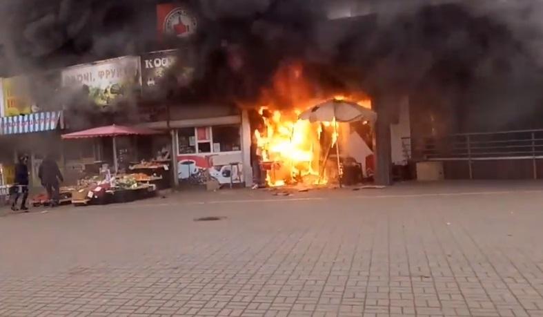 У Києві біля метро «Лівобережна» сталася пожежа / Скріншот У Києві біля метро «Лівобережна» сталася пожежа / Скріншот