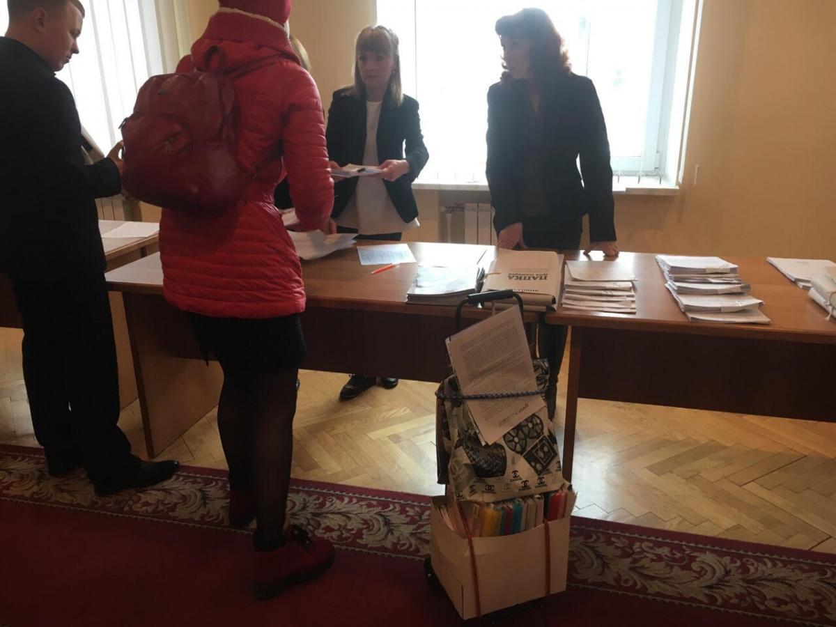 На "кравчучці" депутат привезла документи / фото kg.ua На "кравчучці" депутат привезла документи / фото kg.ua