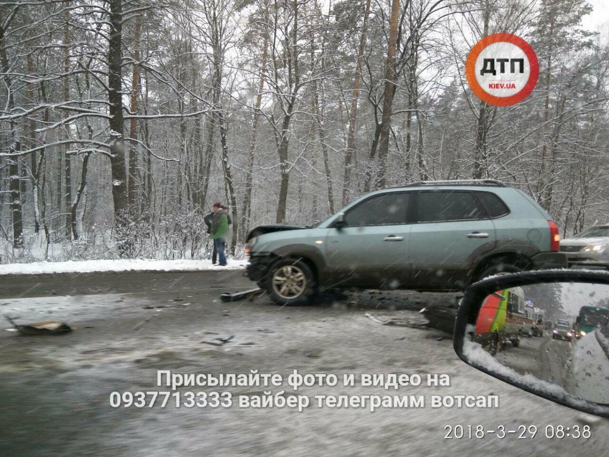 Під Києвом сталося потрійне ДТП фото facebook.com/dtp.kiev.ua Під Києвом сталося потрійне ДТП фото facebook.com/dtp.kiev.ua