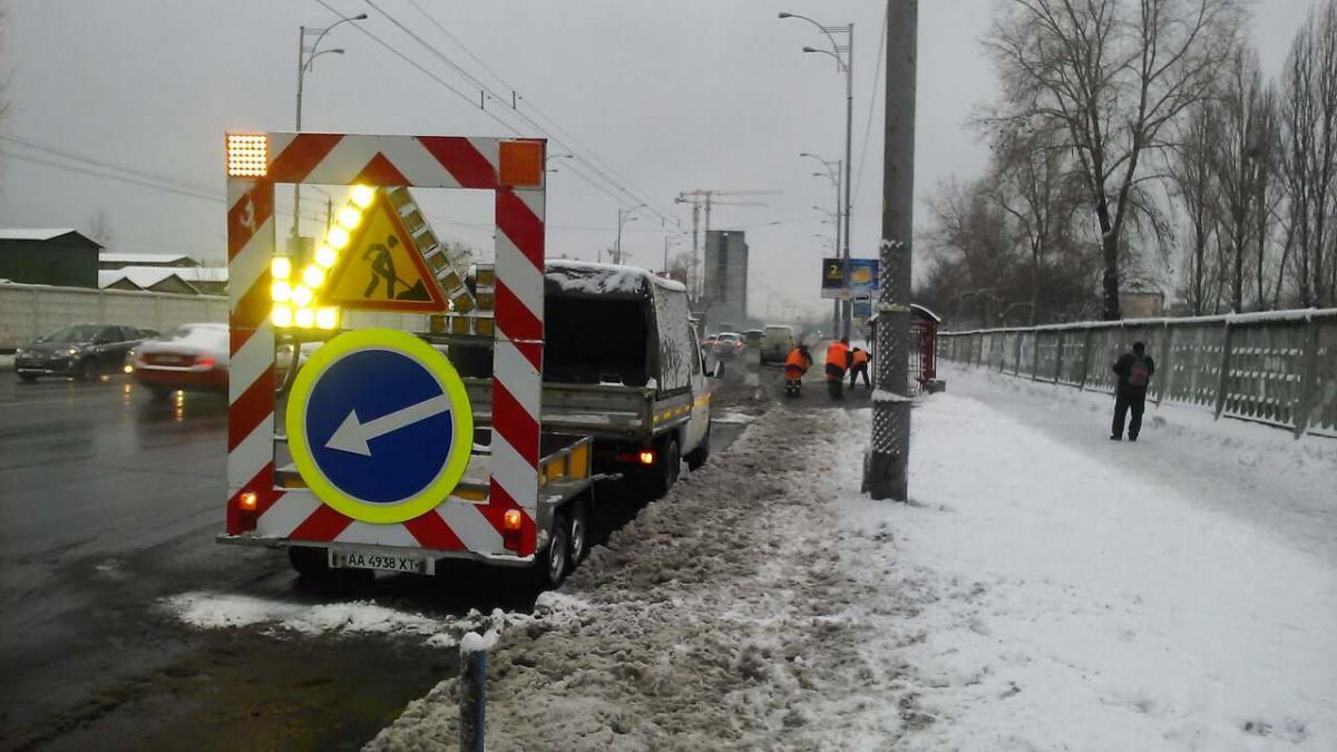 З ночі 204 одиниці техніки «Київавтодору» проводили роботи з обробки доріг / kyivcity.gov.ua З ночі 204 одиниці техніки «Київавтодору» проводили роботи з обробки доріг / kyivcity.gov.ua
