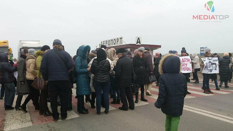 Під час перекриття дороги люди пропускали лише рейсові автобуси / фото Медіатор Під час перекриття дороги люди пропускали лише рейсові автобуси / фото Медіатор
