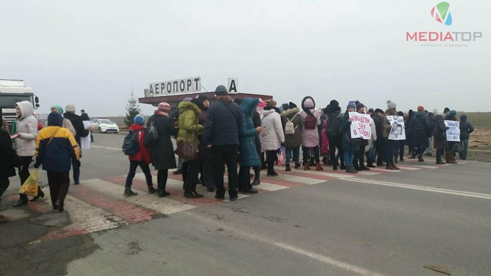 Протестувальники рухалися на нерегульованому пішохідному переході / фото Медіатор Протестувальники рухалися на нерегульованому пішохідному переході / фото Медіатор