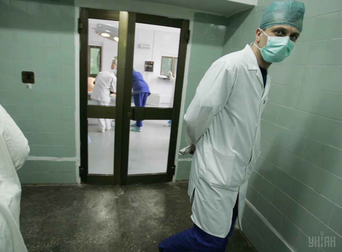 Главные врачи ряда медучреждений заставляют персонал скрывать инфицирования коронавируса на работе / фото УНИАН