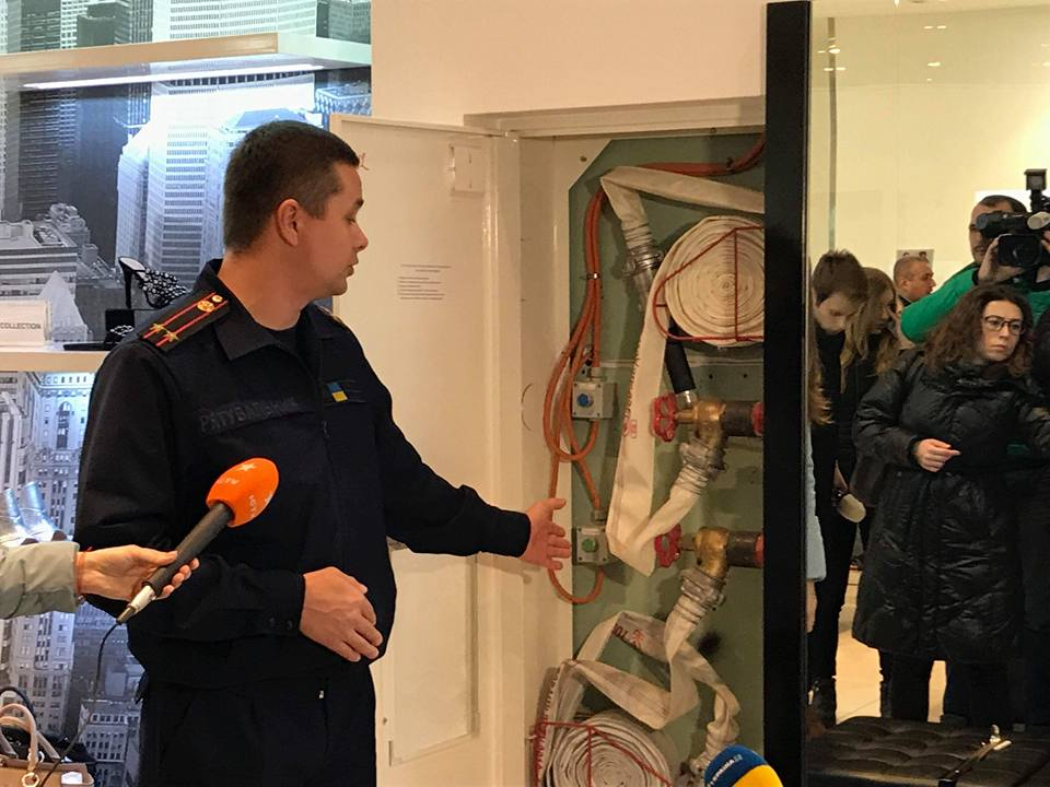 У Києві перевірки розпочались з ТРЦ "Оушен Плаза" / фото ДСНС України, Facebook У Києві перевірки розпочались з ТРЦ "Оушен Плаза" / фото ДСНС України, Facebook