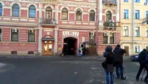 Консульство покидают американские дипломаты / Скр Консульство покидают американские дипломаты / Скр