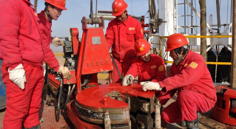 Бурят газ. Бурят газ. Бурение нефтяных и газовых скважин. Нефтяная буровая приразломная. Бурение нефтегазовых скважин.