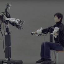 Японцы представили робота, который в точности повторяет движения человека-оператора