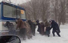 В Херсоне снежный апокалипсис: снега местами намело по шею, горожане передвигаются на лыжах (фото, видео)